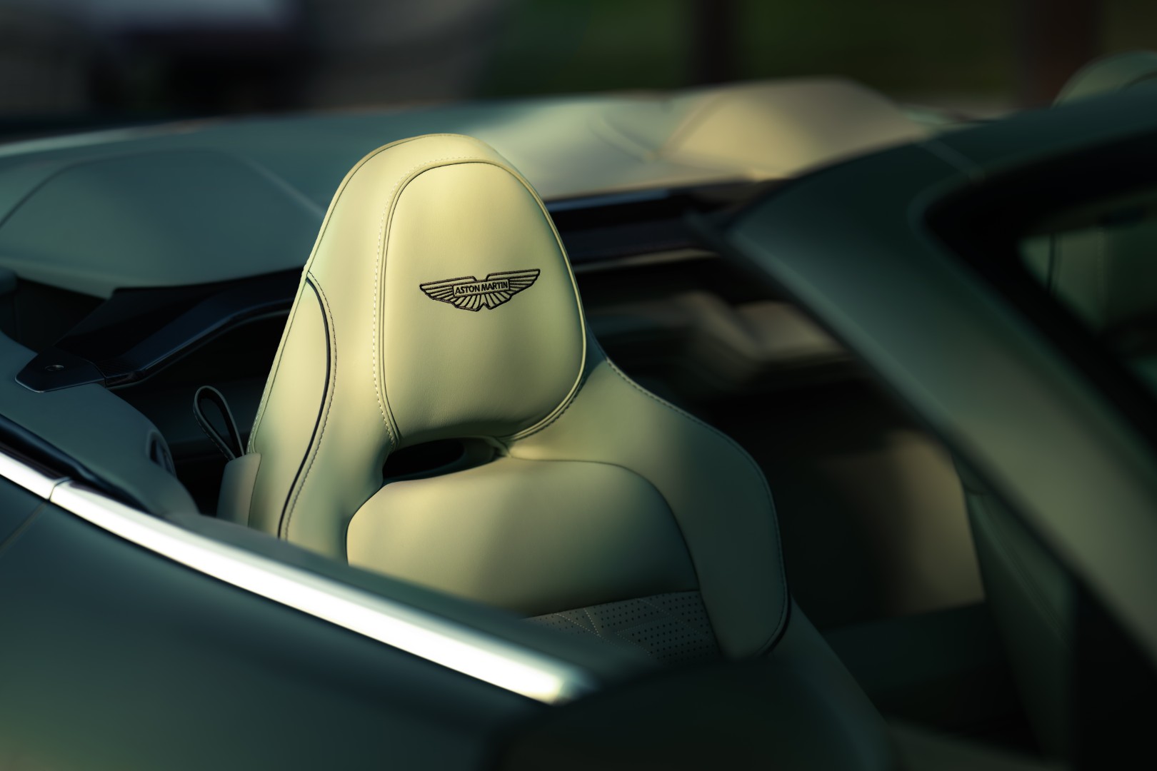 Aston-Martin-Vanquish-Volante_14