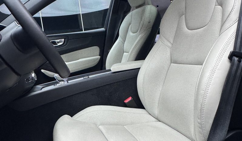 
								VOLVO XC60 2.0 B5 PLUS DARK AWD full									