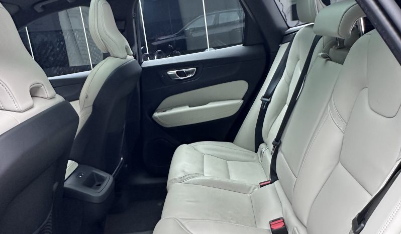 
								VOLVO XC60 2.0 B5 PLUS DARK AWD full									