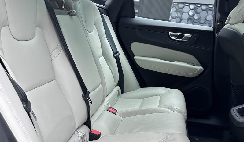 
								VOLVO XC60 2.0 B5 PLUS DARK AWD full									