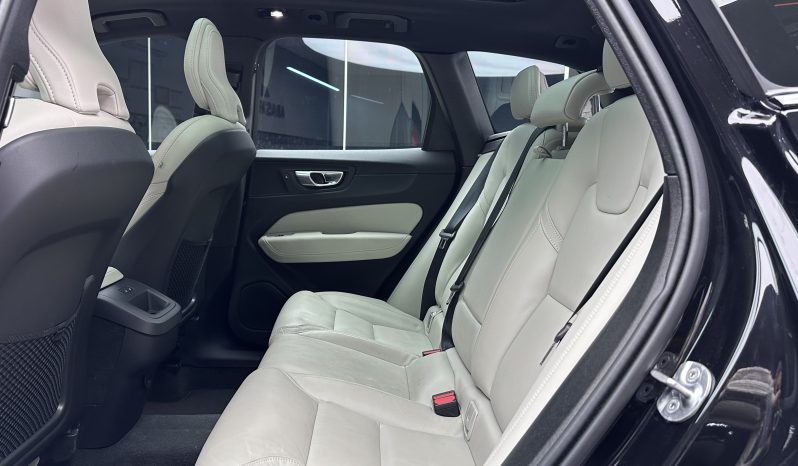 
								VOLVO XC60 2.0 B5 PLUS DARK AWD full									