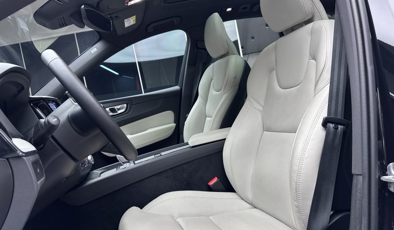 
								VOLVO XC60 2.0 B5 PLUS DARK AWD full									